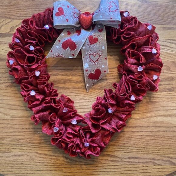 Valentine's Day Heart-Shaped Wreath - Picture 2 of 12